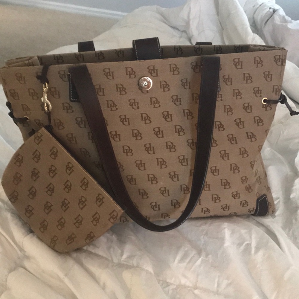 EUC Dooney & Bourke Signature Tote 👜